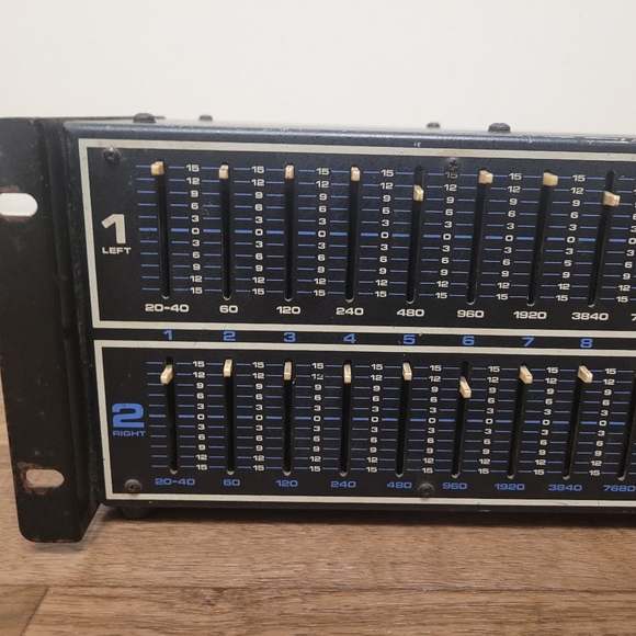 Tapco 2200 Graphic Equalizer - Picture 2 of 6